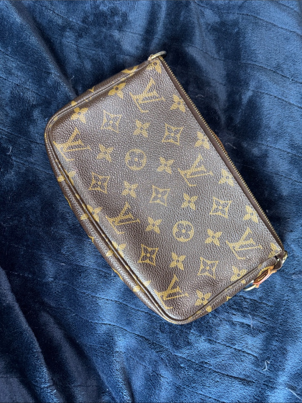 LV crossbody/pouch